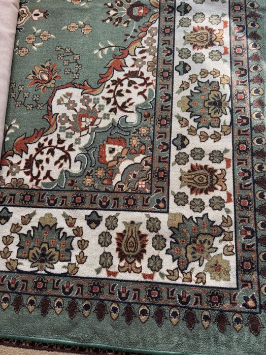 Нов килим с класически десен в маслено зелено и крем