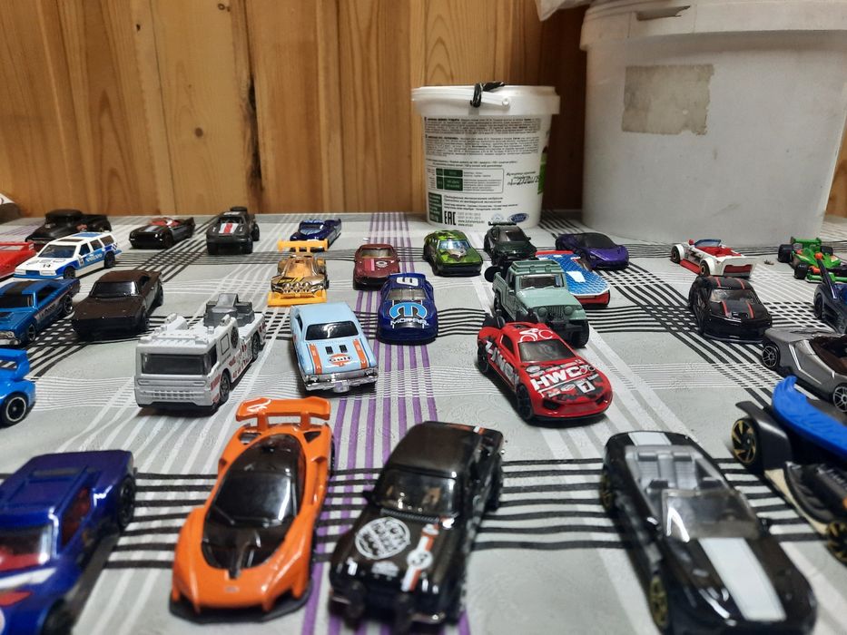 Машинки HOT Weels