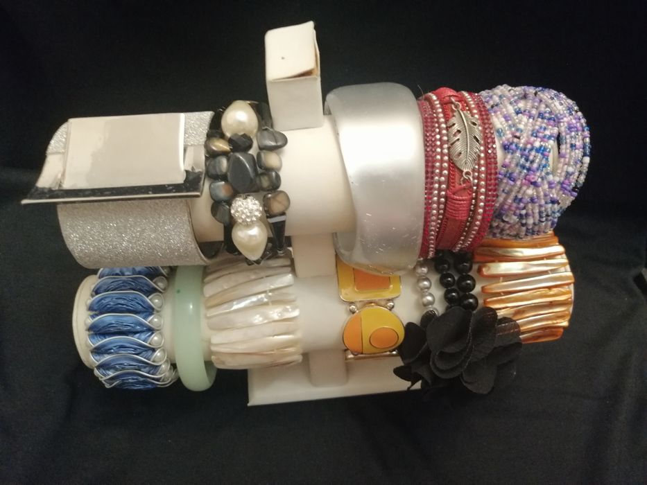 Дамски гривни по 5 лв за 1 брой, колиета по 7 лв за 1 брой