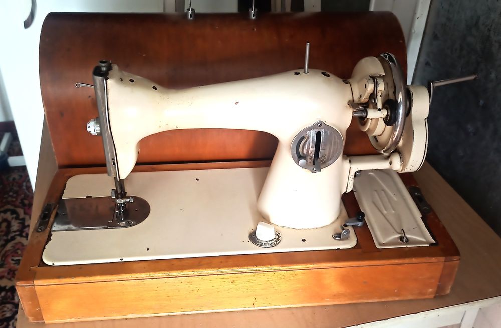 Швейная машинка ручная. Qo'l tikuv mashinasi. Рабочий