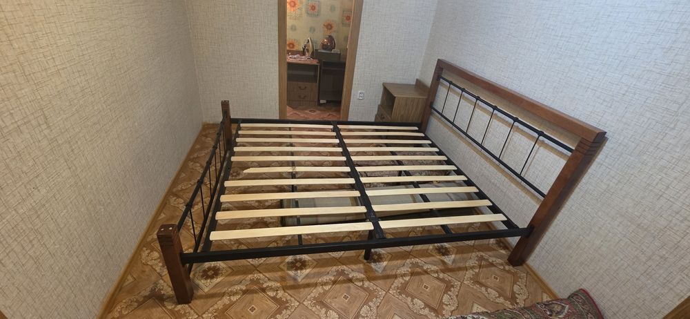 Продам б/у кровать с тумбами и матрасом (самовывоз)