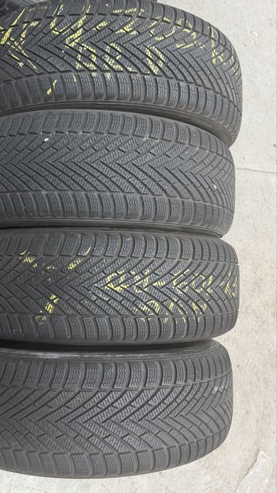 Vand 4 anvelope 235/60/18 pirelli de iarnă ca noi