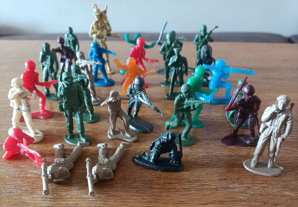 Играчки от шоколадови яйца и други