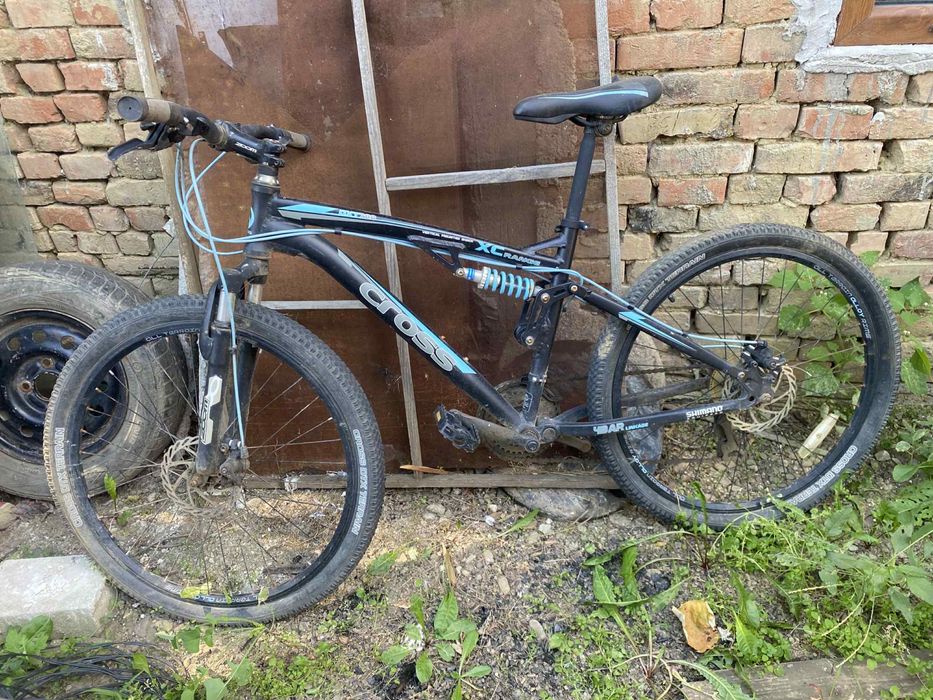 Vând trei biciclete - două pentru adulți, una pentru copilași