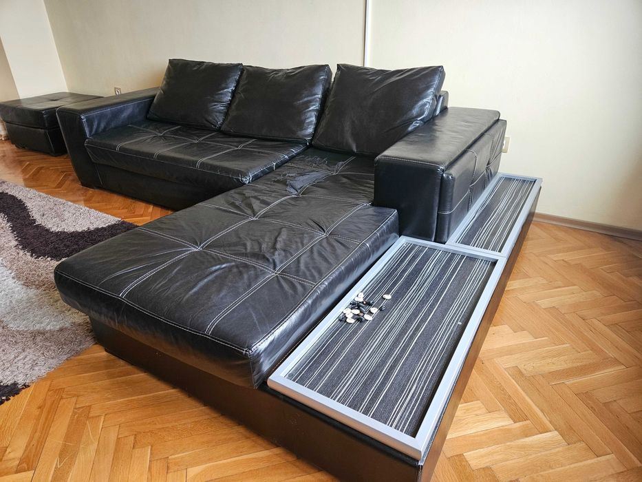 Кожен, черен диван
