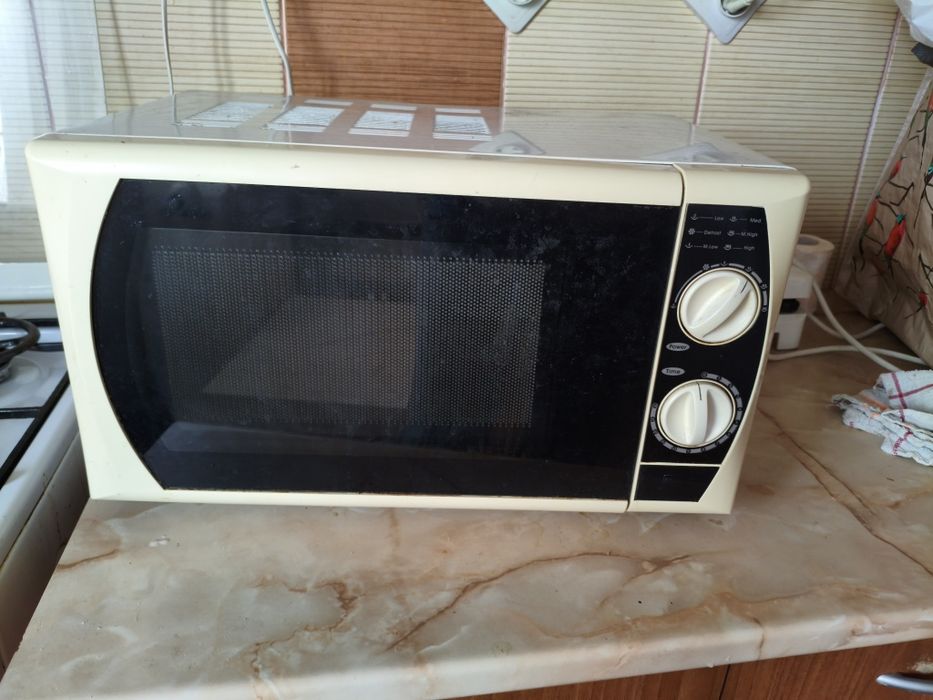 Vând cuptor microunde, complet funcțional,stare foarte bună