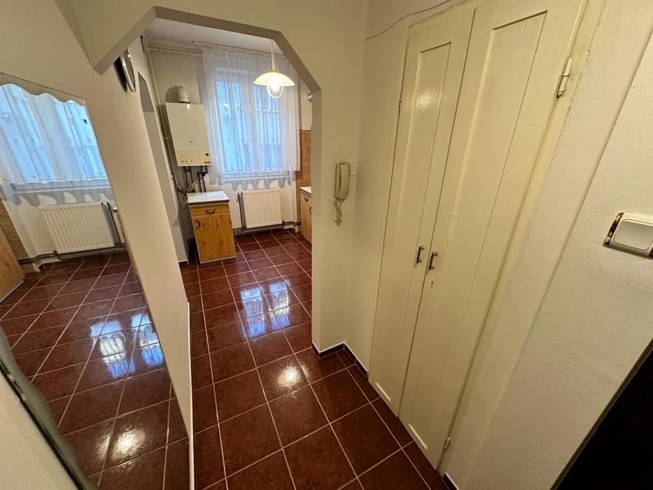 Ofer spre vanzare Apartament 3 Camere + Hol   in zona centrala Et. 2