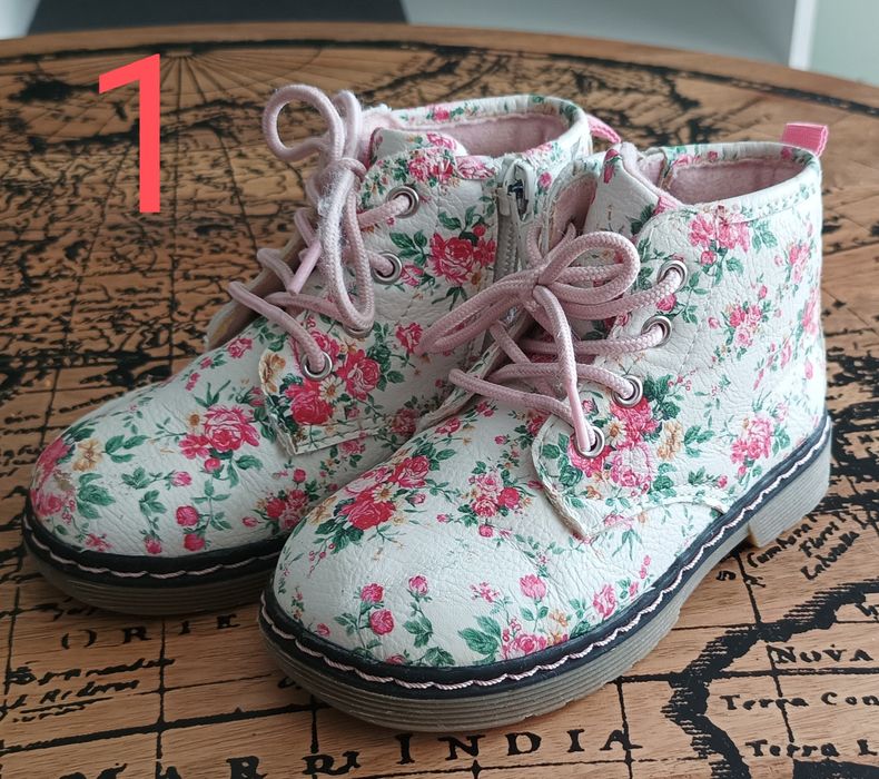 Детски обувки различни размери.