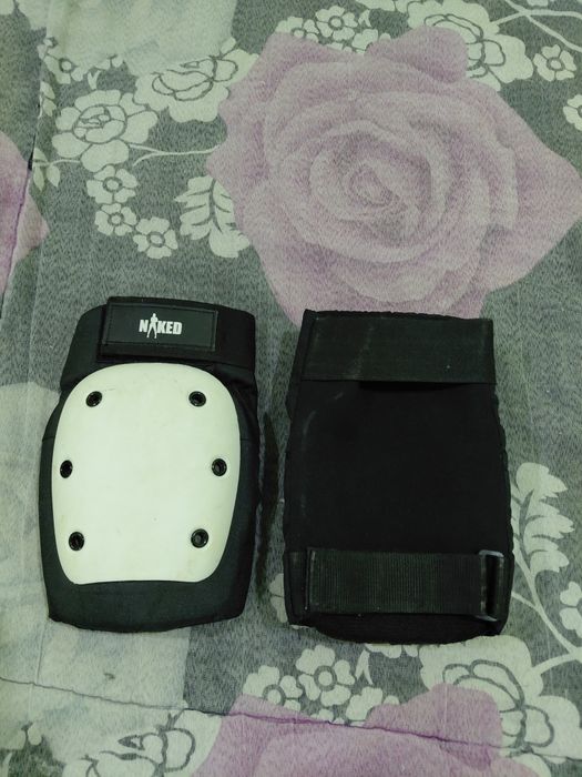 Протектори за крака Naked Pro Knee Pads.