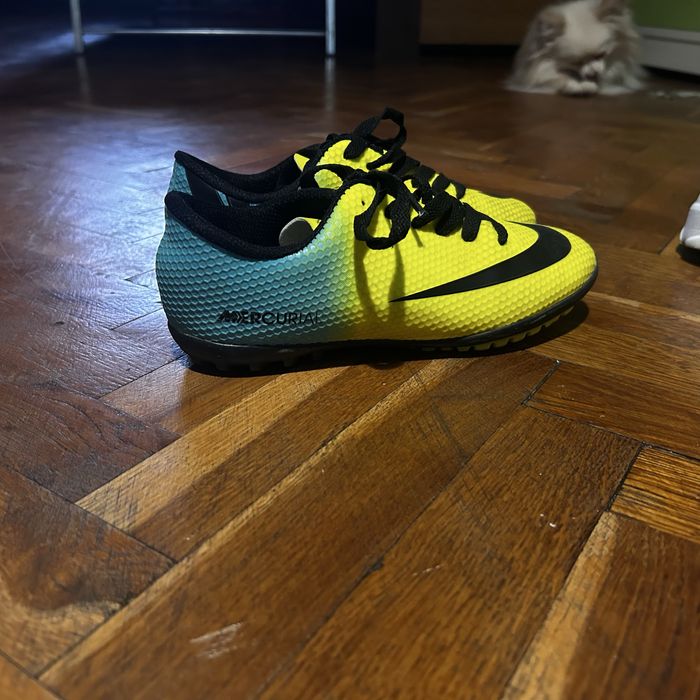 Бутонки за футбол за по малки момчета оригинални на Nike