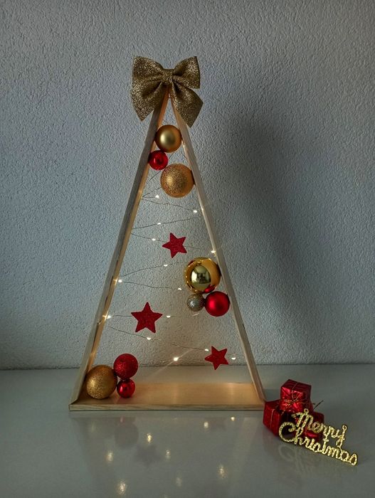 Ръчно изработени дървени елхички