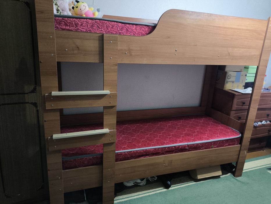 Продам 2х ярусную деревянную  кровать вместе с матрасами! .