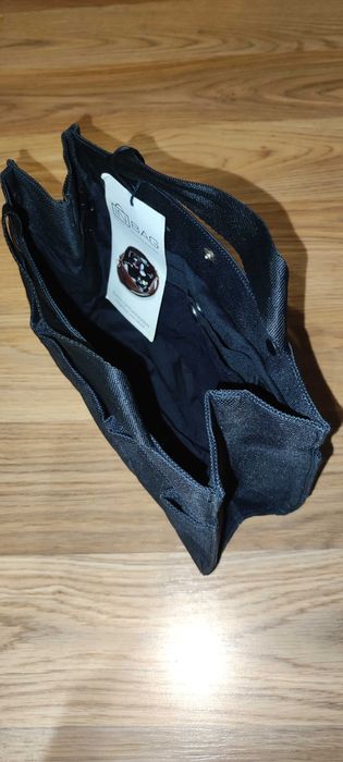 INBAG органайзер за чанти с много джобове в елегантен дизайн.