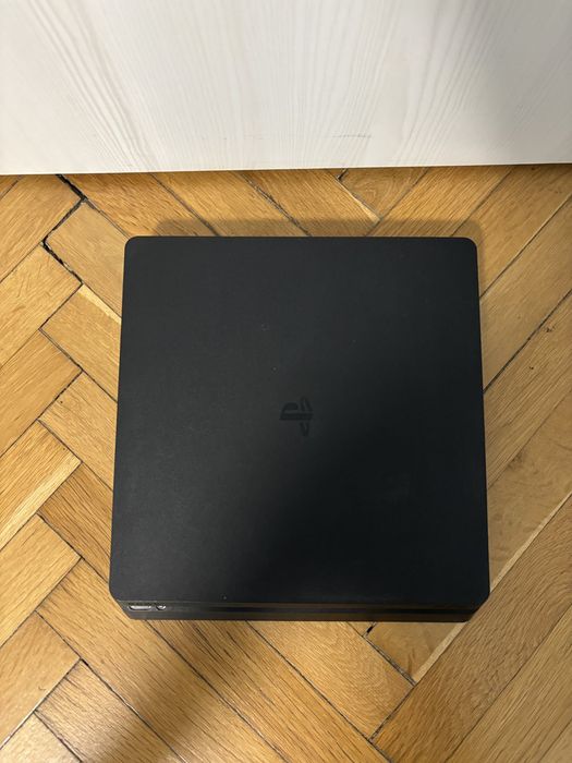 PlayStation 4 с 2 бр. + 2 бр.  джойстици + 11 бр. игри