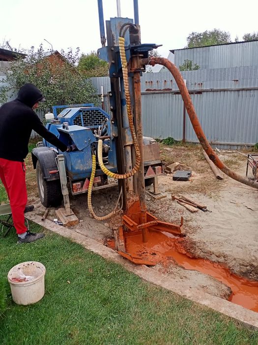 Бурим скважины под колонки