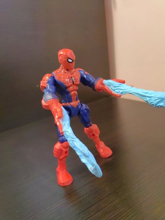 Фигурки Marvel пет броя.