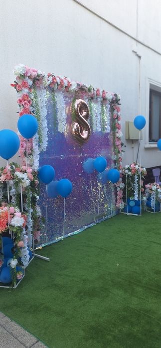 Aranjamente cu drapaj si fotocorner floral si  arcade de baloane