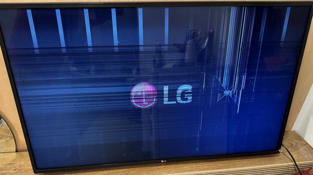 TV 4K LG 43UM7100PLB cu ecranul spart