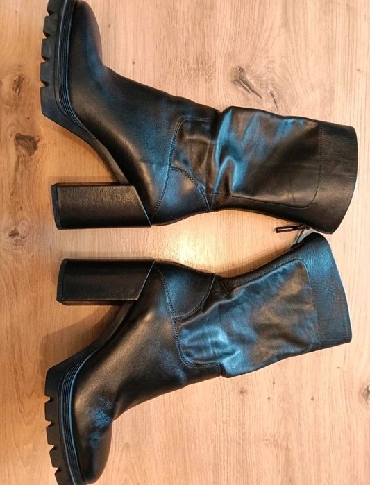 Ghete Musette, Mărimea 38, Piele.
Mărimea 38.