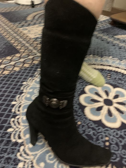 Зимние темные сапоги