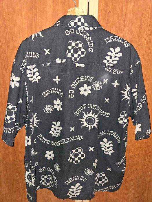 Cămașă neagră H&M Relaxed Fit – croi lejer, design modern cu imprimeu