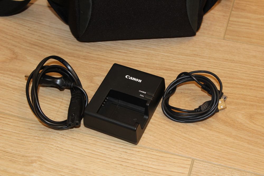 Продам Canon EOS 1200D + чехол