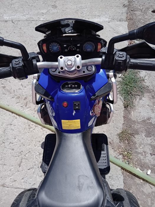 Motoretă și mașină pentru copiii