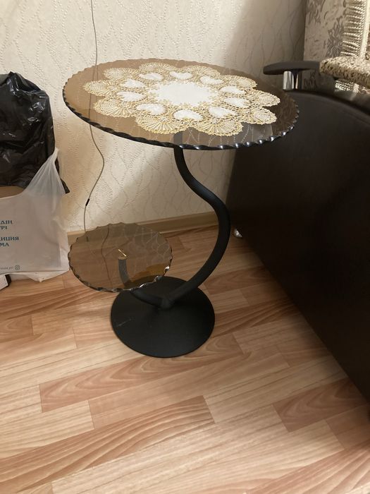 Стеклянный столик и пуфик