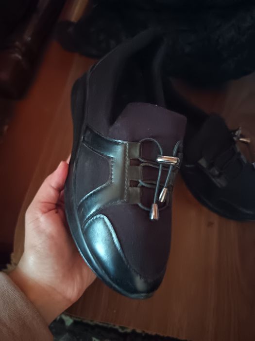 Ayollar uchun oyoq kiyim