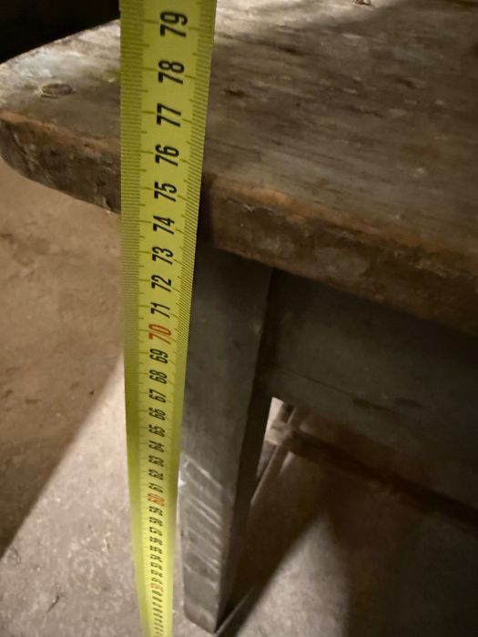 Малка дървена маса