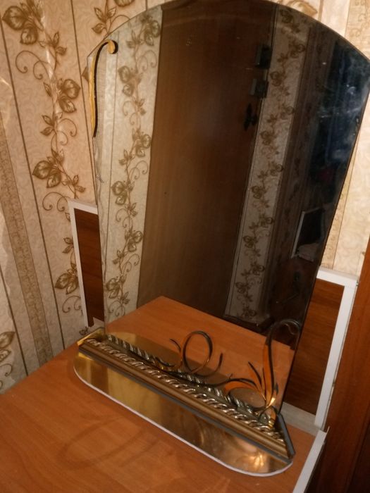 Зеркало на подставке