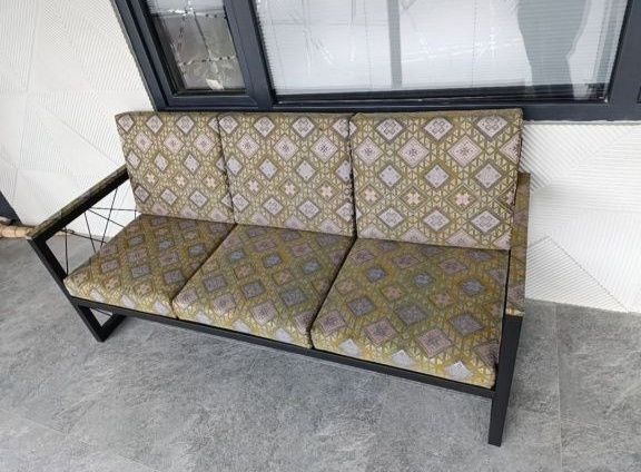 Loftdan divan, parta, jurnalniy stol