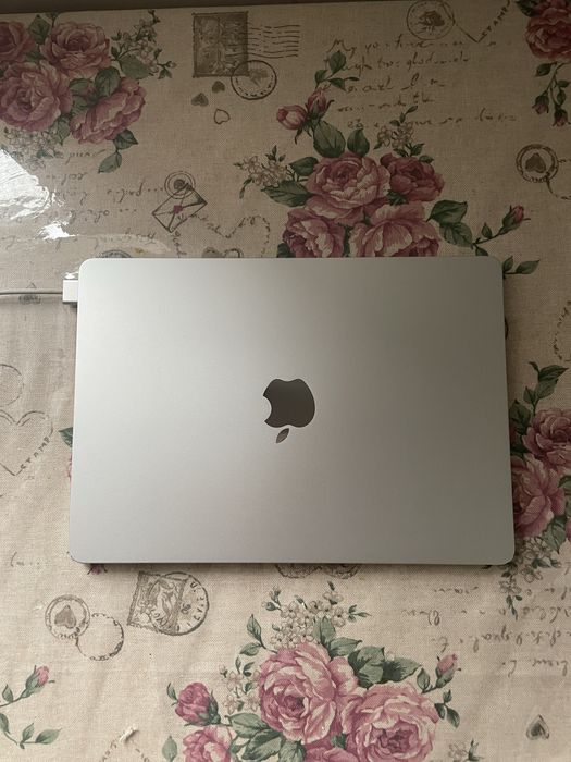 MacBook Air M2 13.6” 8/256 GB Silver — АКБ 95%, коробка