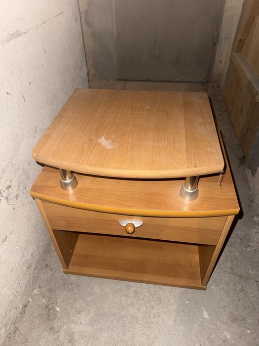 Нощно  шкафче  с надстройка.