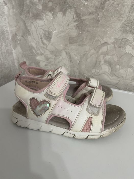 Прлдам обувь на девочку