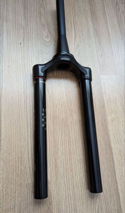 CSU furca Rockshox Lyrik sau Yari upper super taper adică de 1.8" tapered