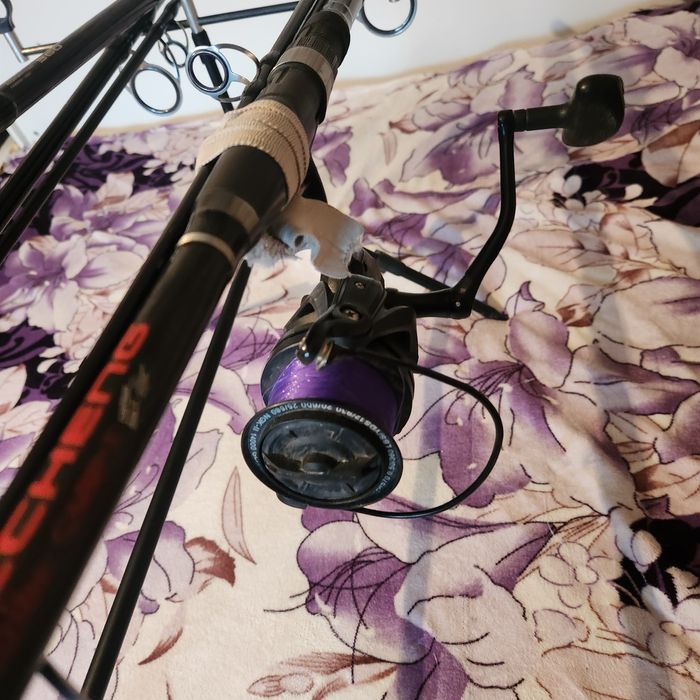 Сигнализатори със стойка две въдици на диамант на един риболов  4 либр