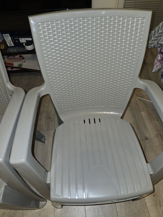 Пластмасови градински столове- 2 бр.- 30 лв.