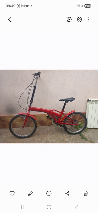 Bicicleta pliabila cu roti de 20 inci bine centrate in perfecta stare de functionare.