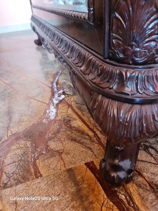 Ofer vitrină lemn masiv, aproximativ 90 ani vechime, design deosebit.