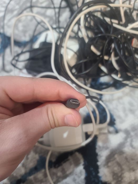 Eski telefonlar uchun zaryadchiklar kabellar