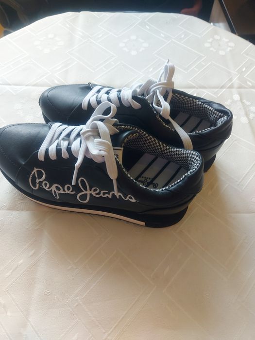 Дамски черни кожени обувки.