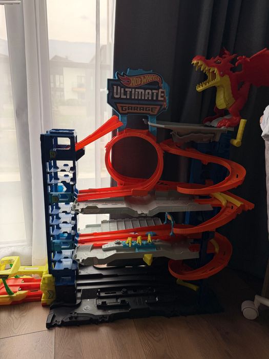 Продавам детски комплект Hot Wheels – Ultimate Garage