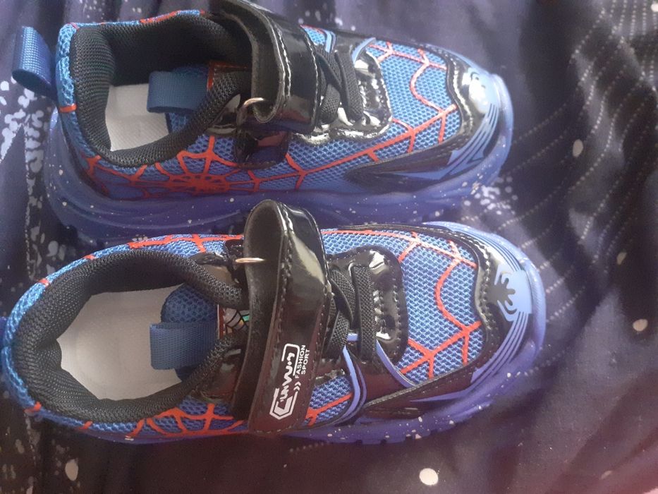 Adidasi de băiat de culoare albastru