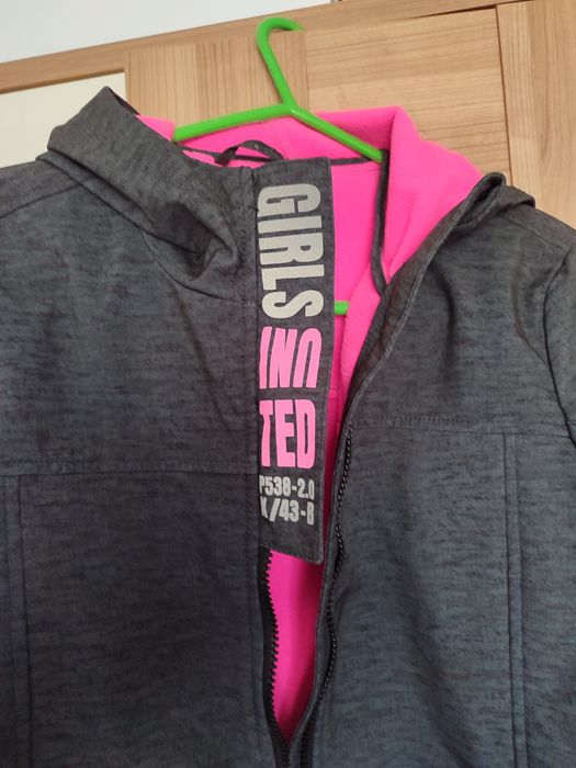 Jachetă softshell gri cu interior roz de la marca Girls