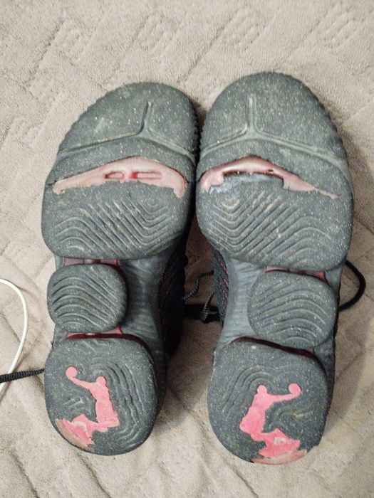 Nike Lebron 16 black