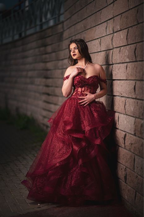 Рокля в цвят бордо