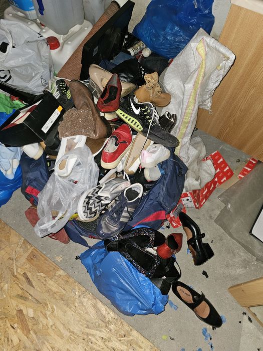 Haine și încălțăminte se vând toate nu la bucata angro preț 4 lei,