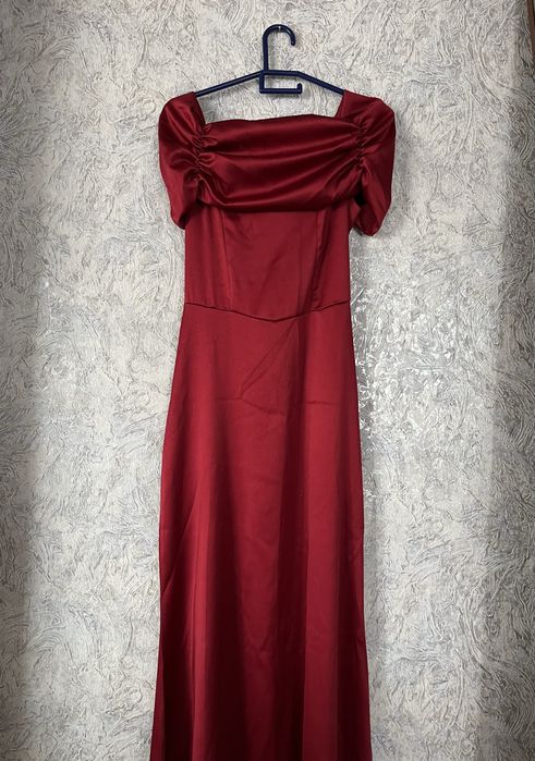 Платья вечерние