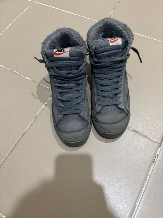 Продам пуховик ,джинсы , кросовки